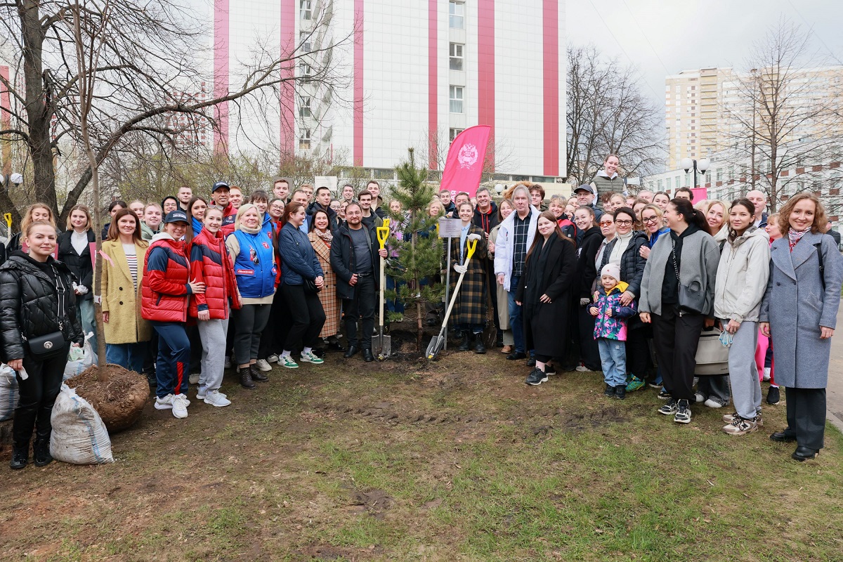 24 клена и кедр Гагарина: в Академии появилась Аллея космонавтов