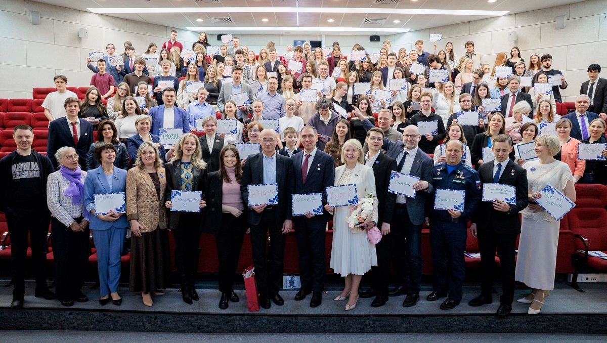 «Объединяя регионы, строим мосты поколений»: в Академии стартовал III Форум семейных династий России