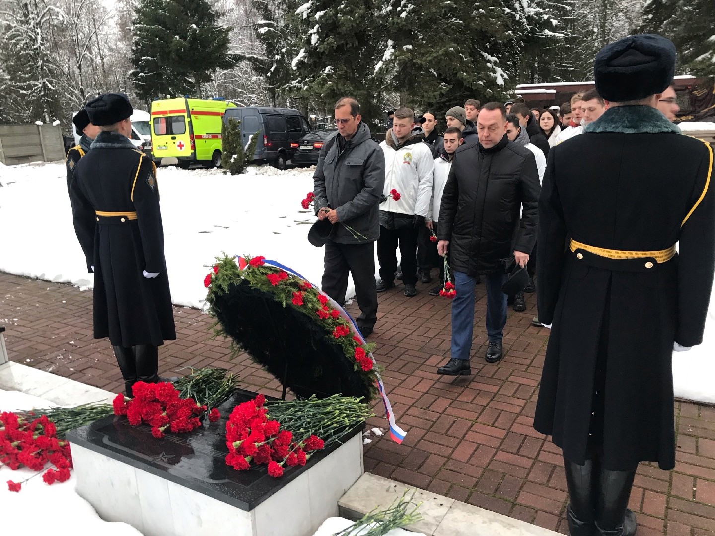 Дань памяти в День неизвестного солдата